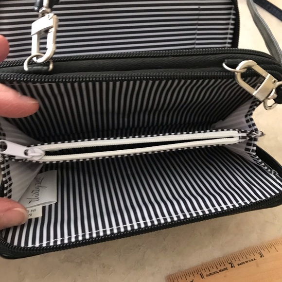 Shoulder bag (by thirty-one) fans open w/two zipper sides. - Picture 4 of 4